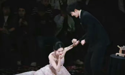 孟子义摔倒后下台跟李昀锐说自己好痛，李昀锐一直在笑着哄！！！
