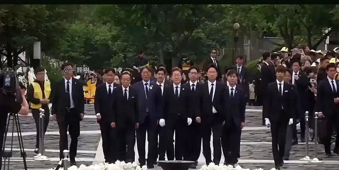 文在寅李在明午饭：政治圈“王不见王”











---





