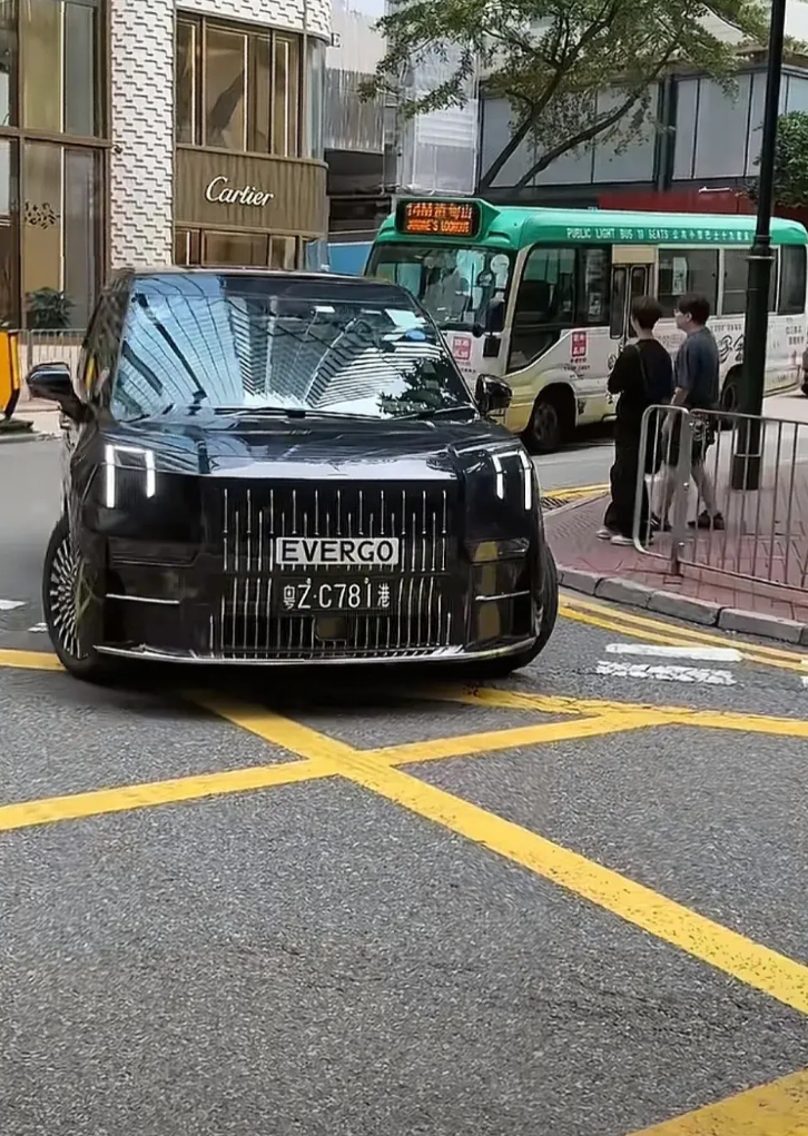 刘銮雄以前坐的最多是埃尔法，现在换极氪009，他也知道这车坐着比埃尔法舒服。
前