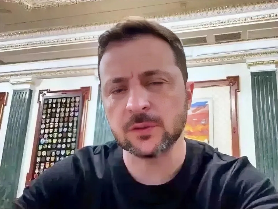 泽连斯基频频表示要与普京见面，
原因其实很清楚：乌克兰已经没有其他选择。过去三年