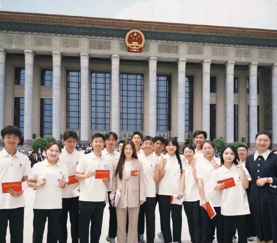 全国青年委员——陈梦根正苗红， “不被任何人影响自己的节奏”[赞][赞]，梦梦就