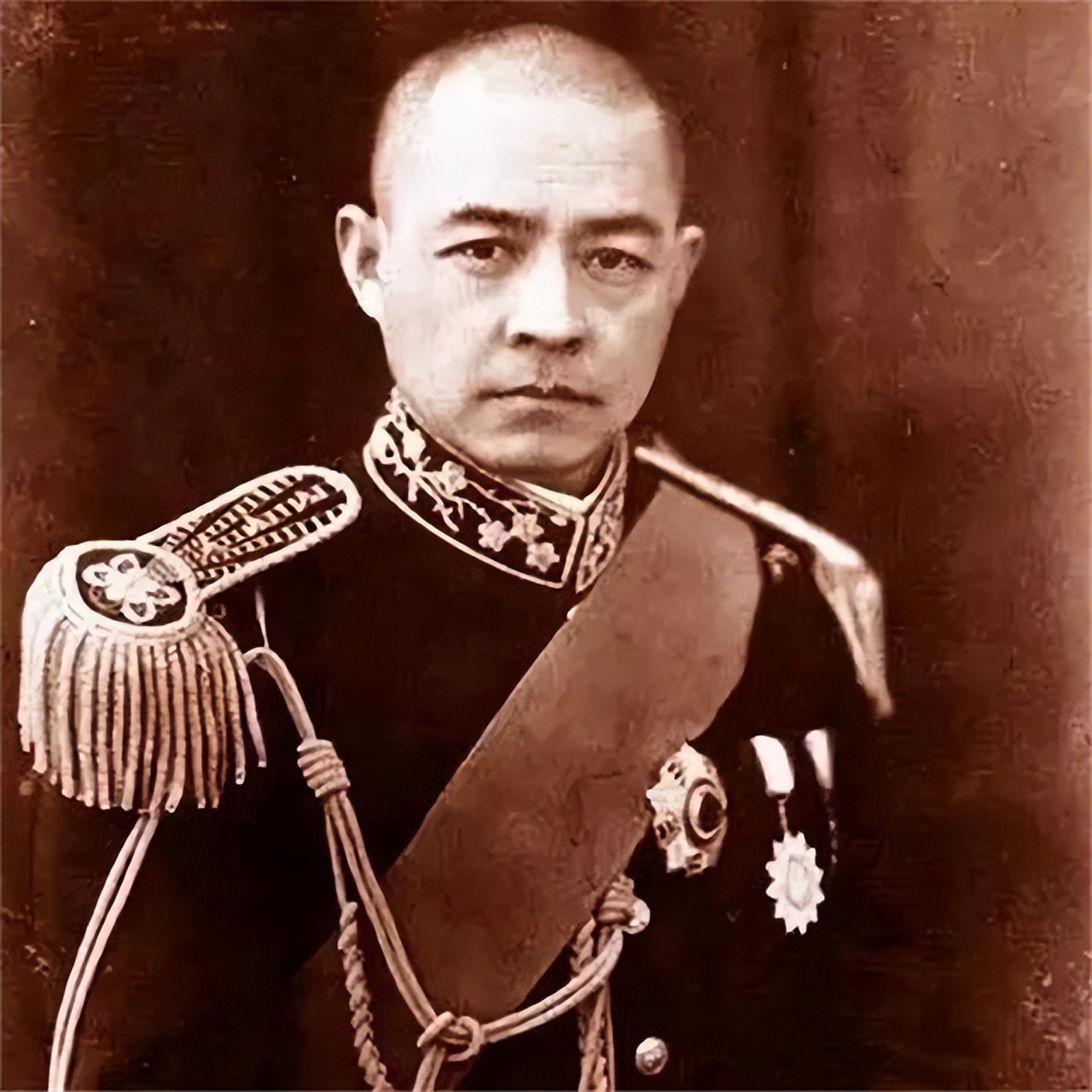 张自忠将军把部下都召集起来，大声喊道：“现在，我命令你们都把自己的裤子脱掉，我要