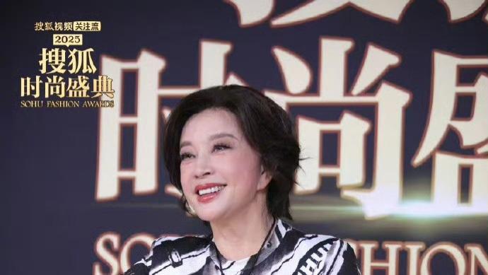 岁月从不败美人：刘晓庆红毯惊艳，活出年龄的“逆生长”范本