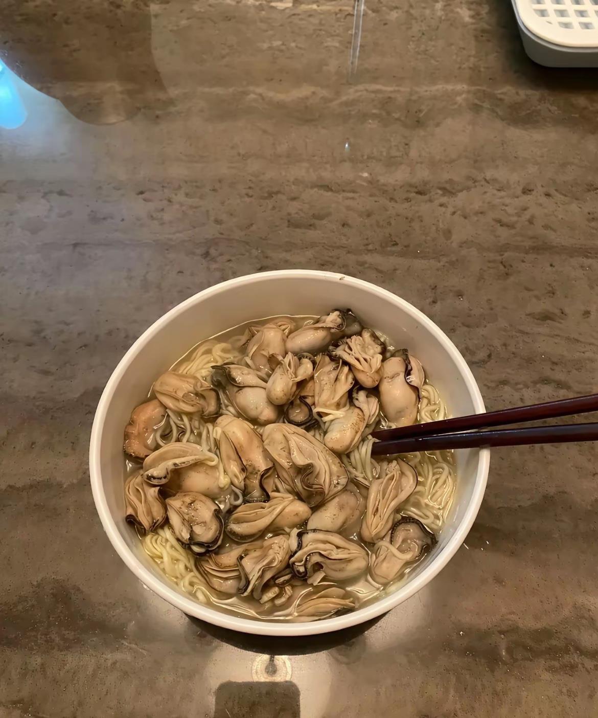 昨天跟老婆吵架了
今天一大早给我煮的这碗面条🍝
这是什么意思
