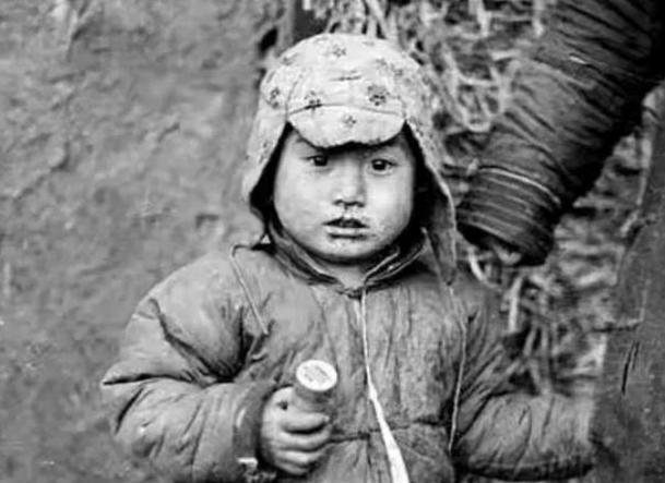 1937年4月，东北大地，一家三口被日军押赴刑场。年仅五岁的稚童亲眼看着父亲的头