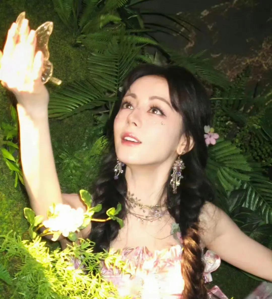 #迪丽热巴送刘宇宁花篮：双向奔赴的情谊，藏在细节里的温暖
迪丽热巴给刘宇宁送花篮