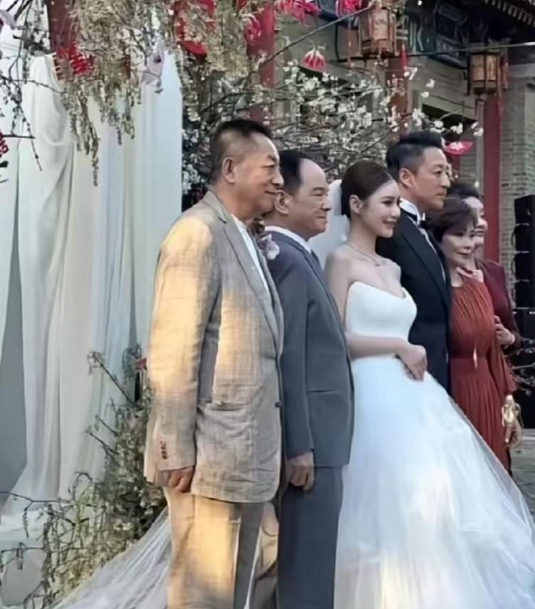 汪小菲的这张婚礼全家福特别有意思，你们发现没，他们的排位和别人的完全不同。
一般