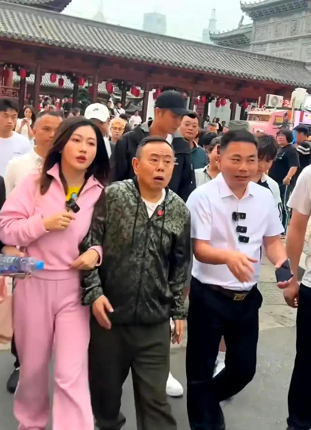 潘长江带着闺女杀到南昌美食街了！刚一露面就被一群大姨大妈围得水泄不通，里三层外三