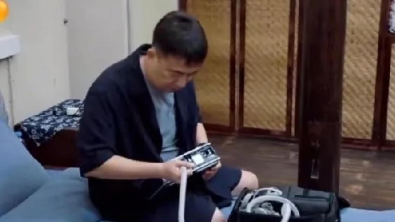 黄磊戴呼吸机睡觉真相暖心曝光，为他人安宁自己默默付出