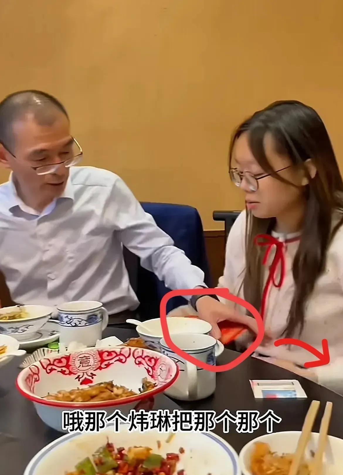 在最新一期的视频里，咱们看到谢家一家人其乐融融地吃饭，谢岳给浩南红包的场景。这里