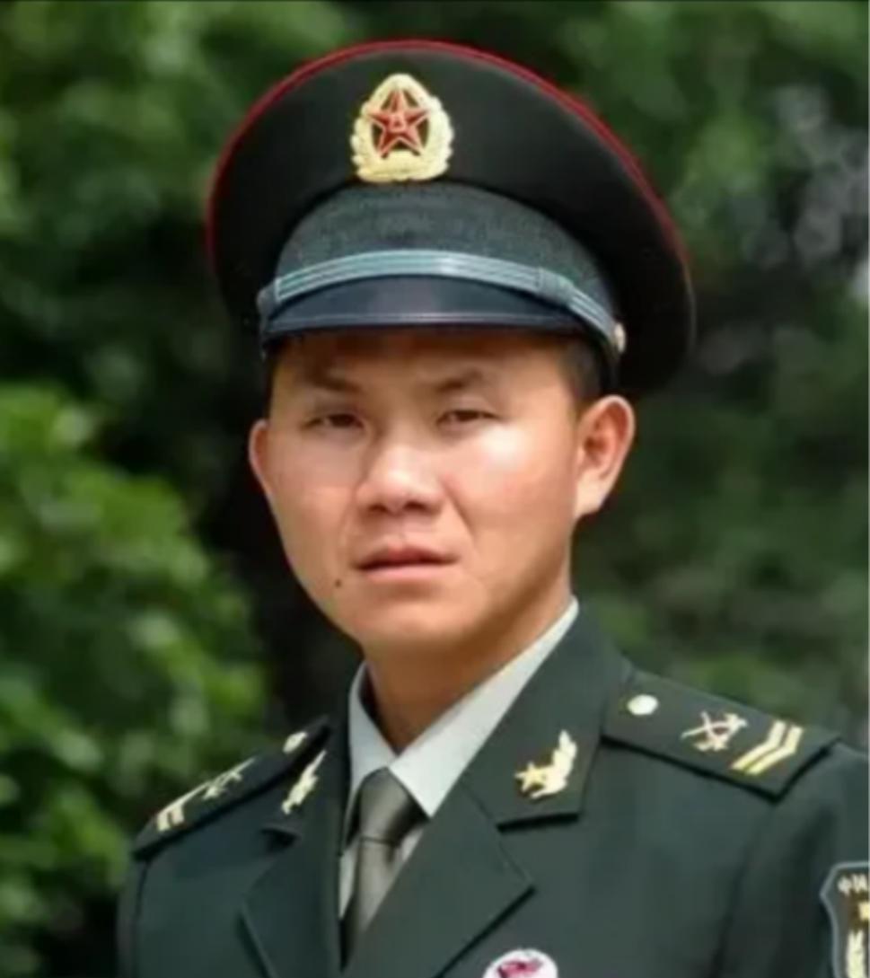 2007年，军队政委注意到士兵卢加胜额头上的疤痕，经过询问，才惊讶地发现，他竟是