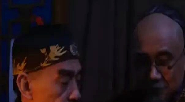 康熙老爷子病重，要隆科多陪葬。这哪是赏赐，分明是催命符。隆科多汗都下来了，嘴上却
