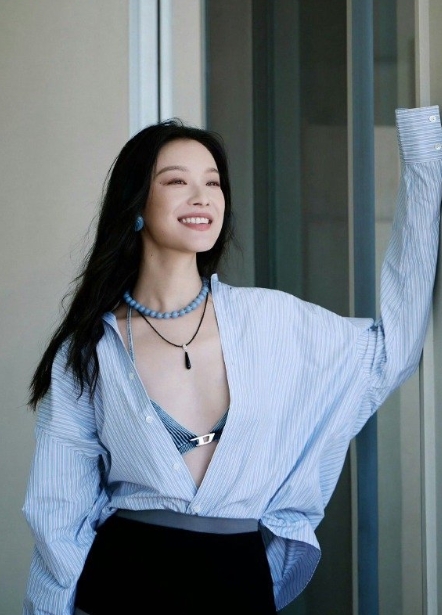 倪妮还是一如既往的性感。
