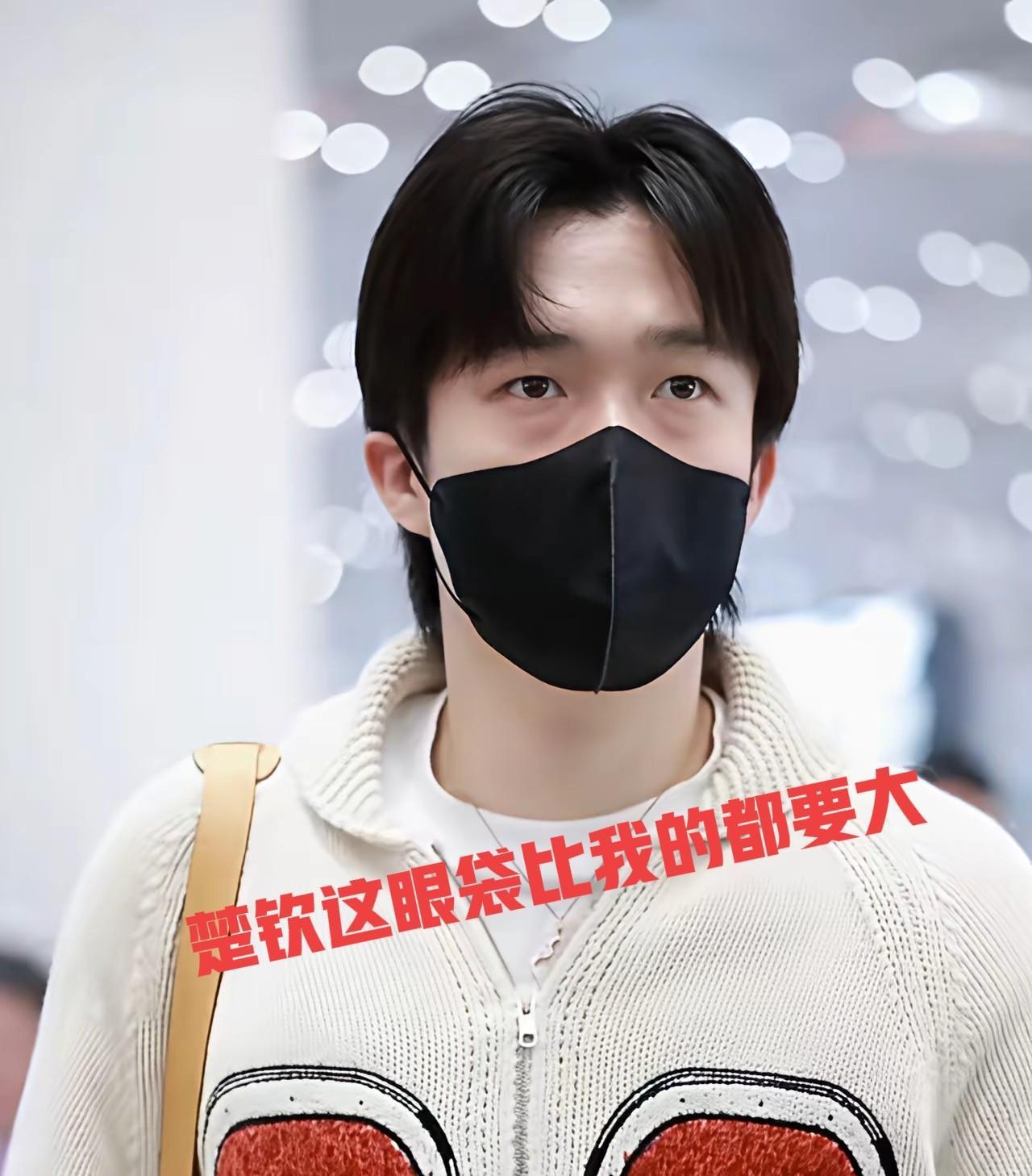 看楚钦的眼袋比我的还大！！刚比完赛没休息两天，国乒队又马不停蹄的出发去印度亚锦赛