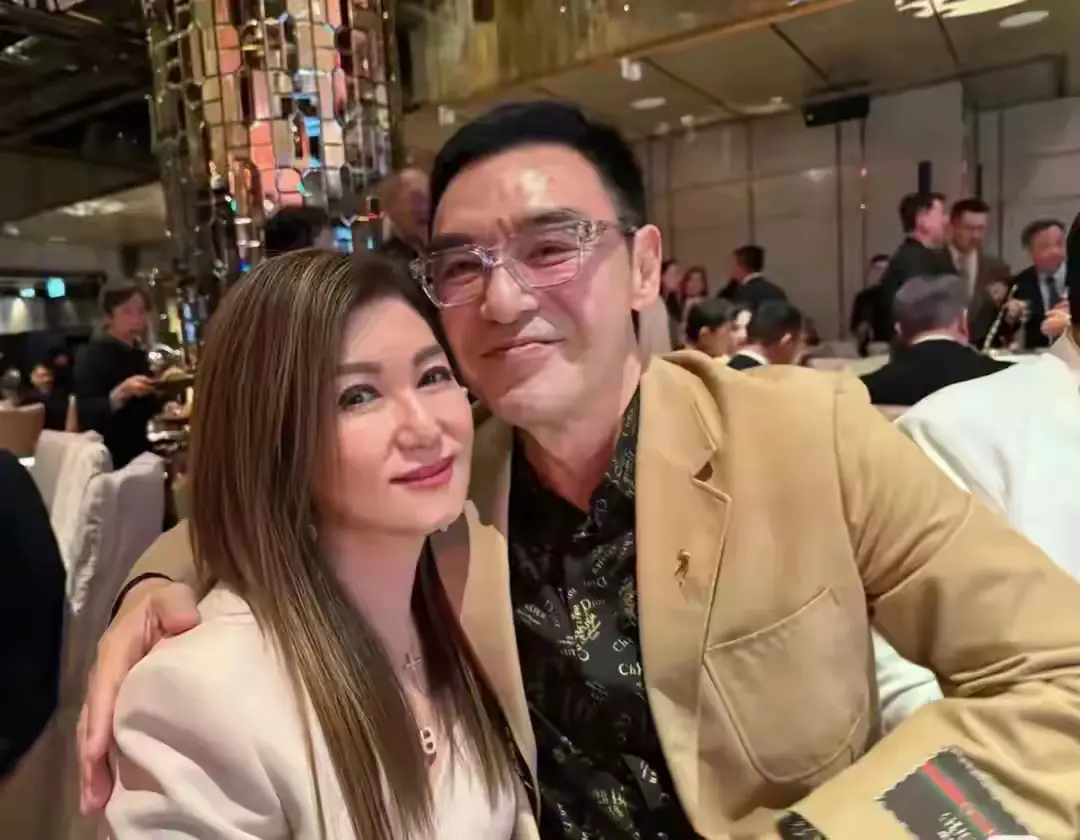 72岁钟镇涛婚宴喝嗨了！紧搂前任贴面合影，脸红扑扑状态像50岁
