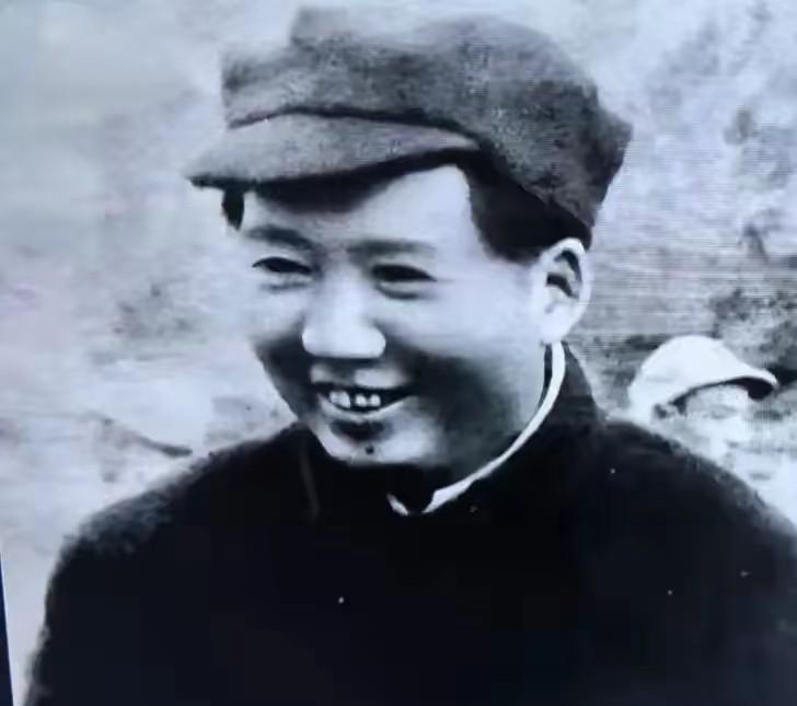人民为什么高呼毛主席万岁，是因为只有毛主席的思想才是指引人民走正确道路的定海神针
