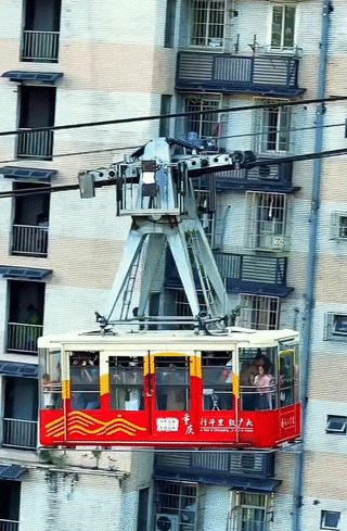 孙颖莎恐高反差萌











天哪，你敢信？赛场上叱咤风云的“小魔王”