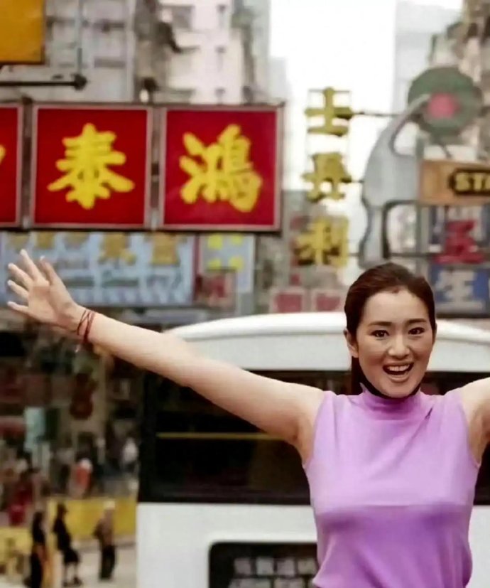 1993年，这是当年巩俐第一次来到香港，这一年她也就30岁左右，非常年轻！ ​​