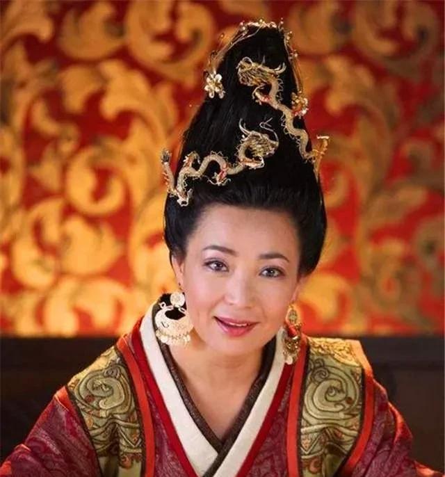难怪，会被疯狗咬伤，得狂犬病去世，也是报应了！