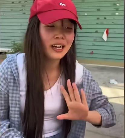 安徽，6月11日，一残疾女孩独自在街上卖菜，一男子见她可怜，便花500元买下所有