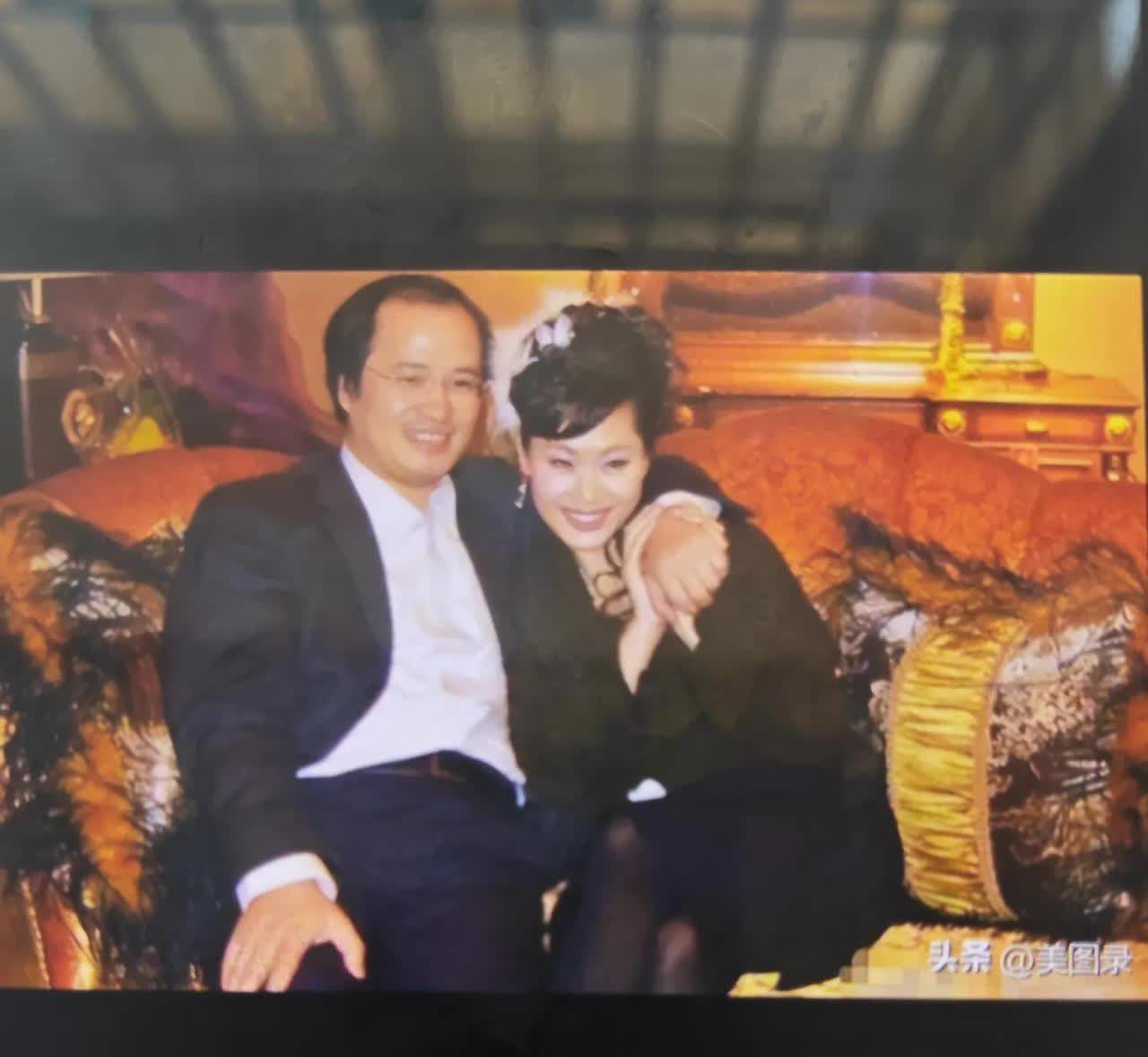 美女歌唱家于文华和丈夫，是一对恩爱夫妻。