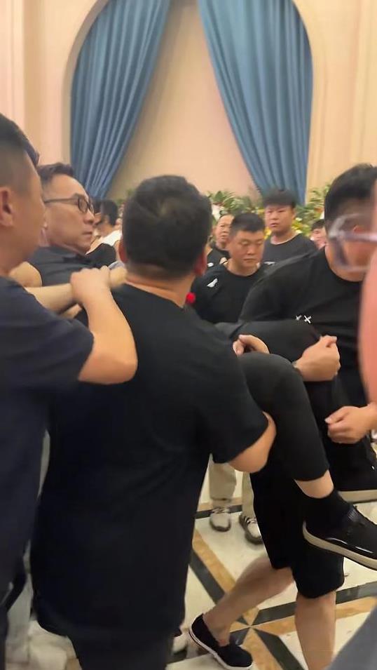 杨议在杨少华的葬礼上被抬走，原因是因为伤心过度晕倒。
这件事情恰恰就发生在李金斗