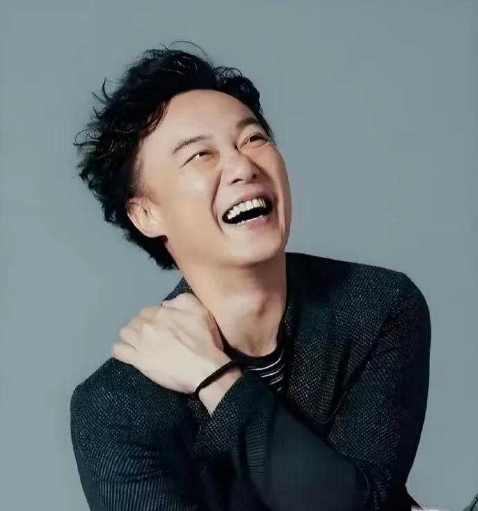 一觉醒来，
喜欢陈奕迅和不喜欢陈奕迅的都沉默了！
不是因为陈奕迅演唱会暂停了，而