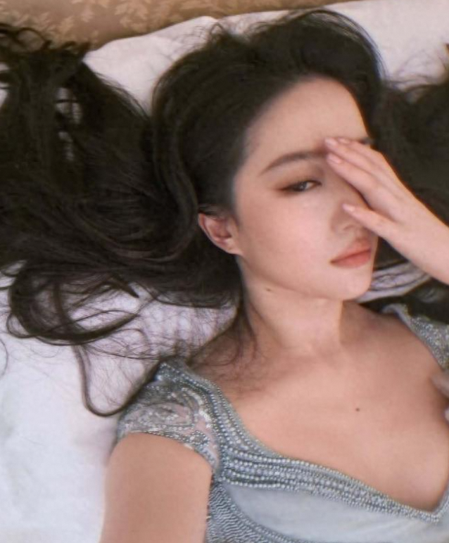 刘亦菲INS自拍惊艳 单手掩面散发仰躺超妩媚