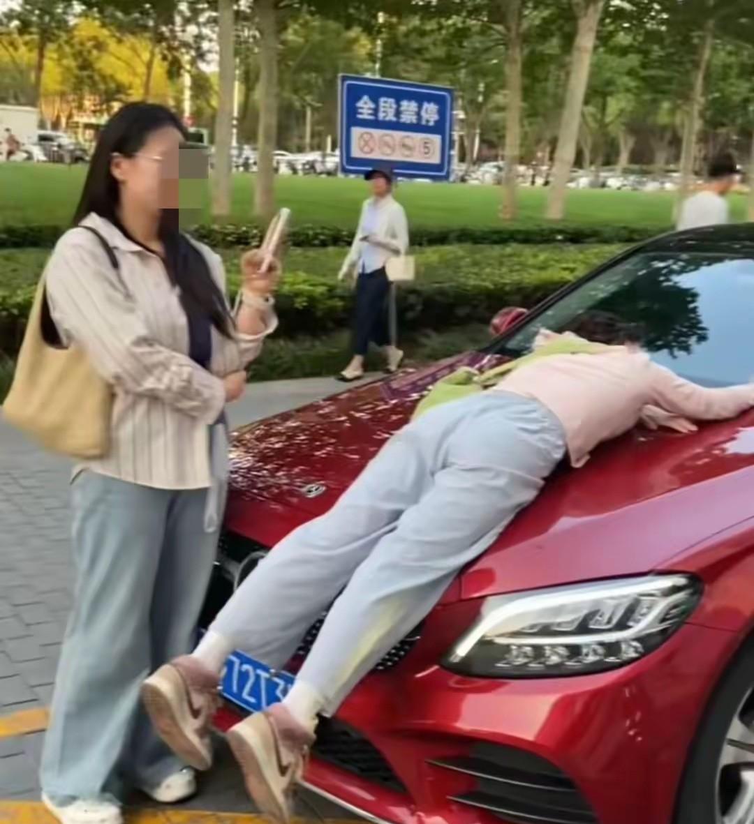 女大学生趴在老板奔驰车上讨薪！欠薪为什么欠的如此理直气壮！讨薪为什么讨的如此直接