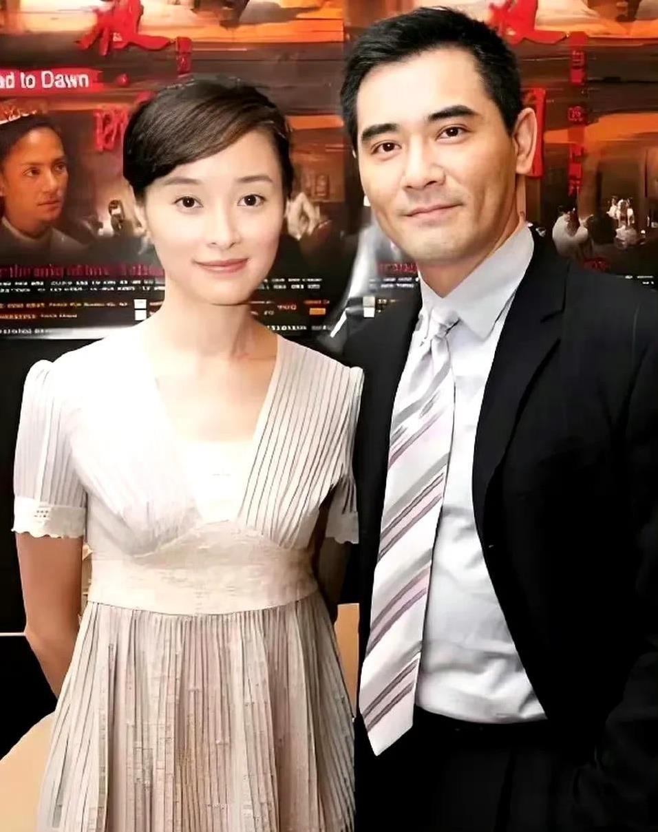 都说“男人抗老，女人易老”。
这句话放在赵文瑄和吴越身上，刚好反过来哦。
17年