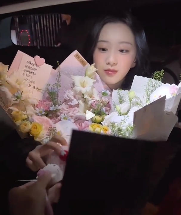 女明星包上恩疑似丢掉粉丝礼物，被发现又栽赃司机，引发热议！