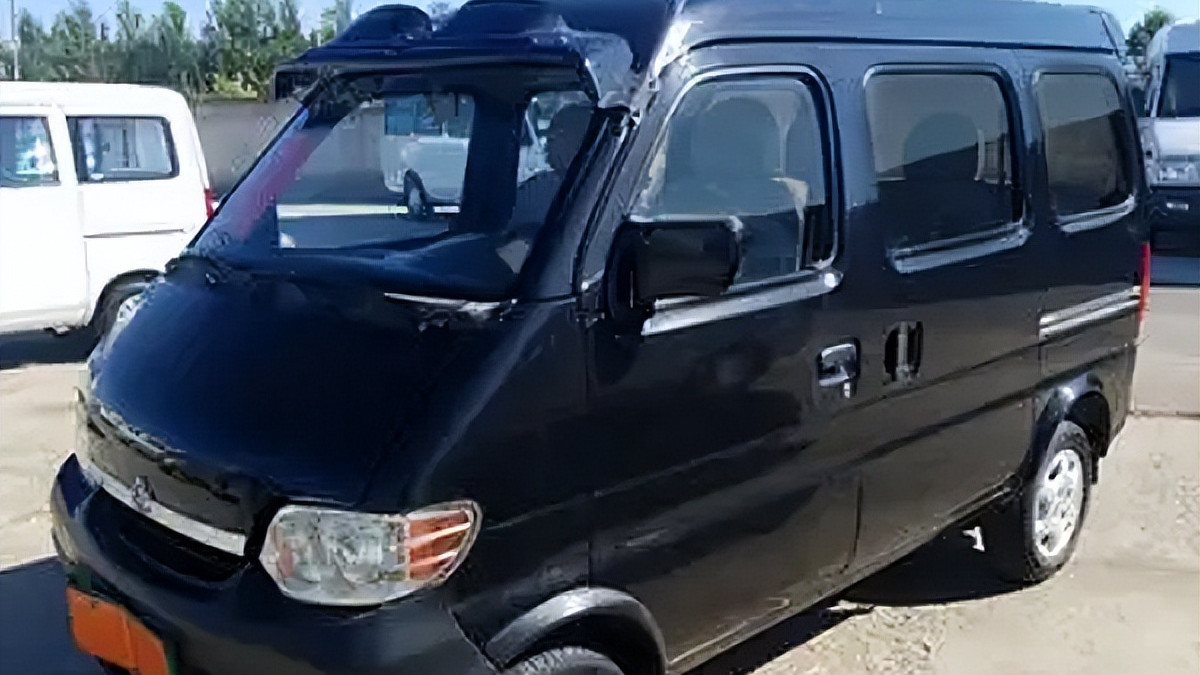 内饰简洁温馨，长安之星改装实用床车，小面包露营车自驾游更方便