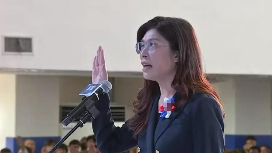 郑丽文就职仪式, 卢秀燕等人缺席