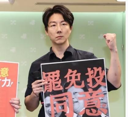 民进党全台大串连  上街头喊“罢免投同意 绿蛙更得意”
民进党今天发起全台大串连