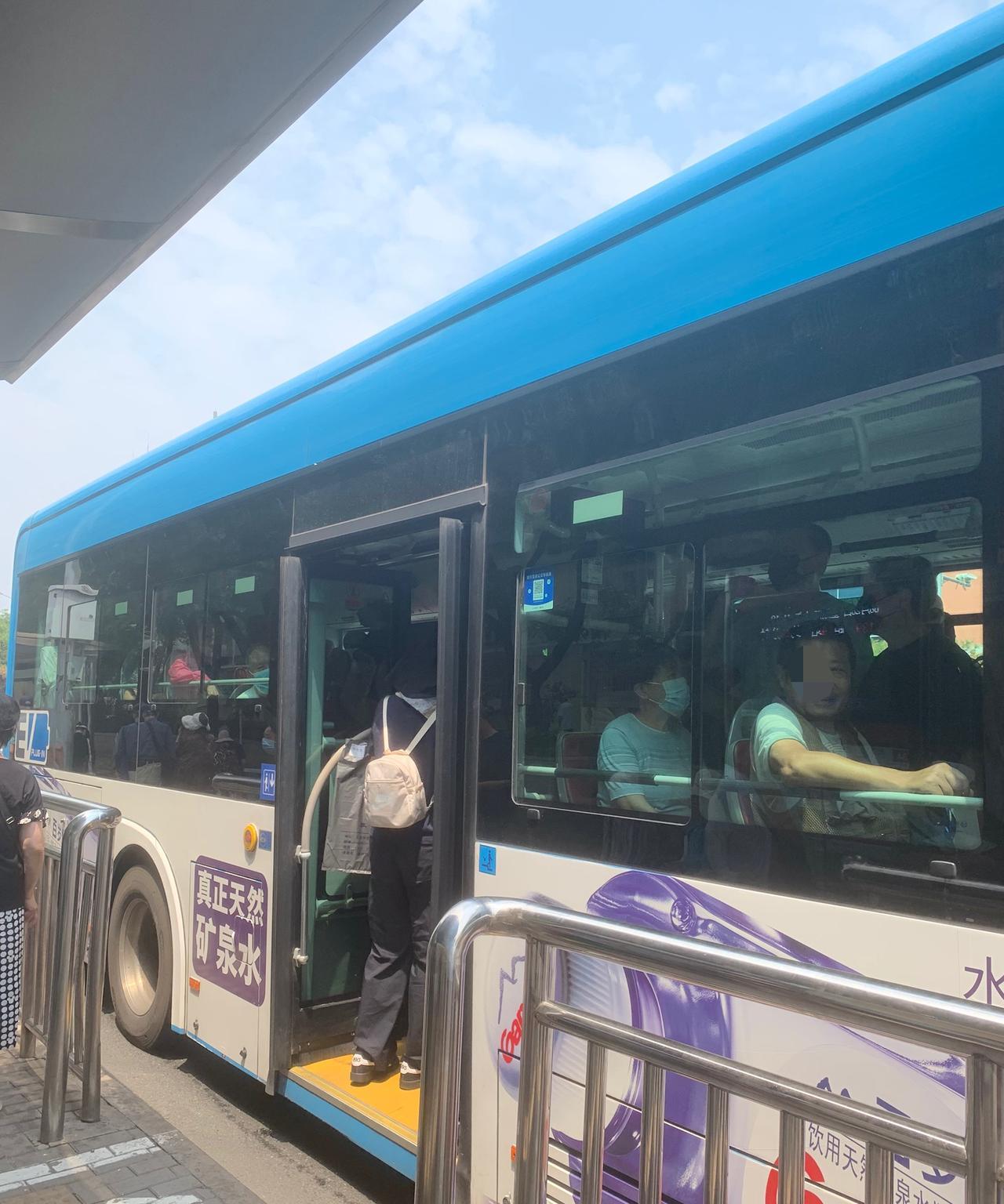今天，连坐几辆公交车，都是公交车站挤满了人，车上也挤满了人。几辆公交车都是十几二
