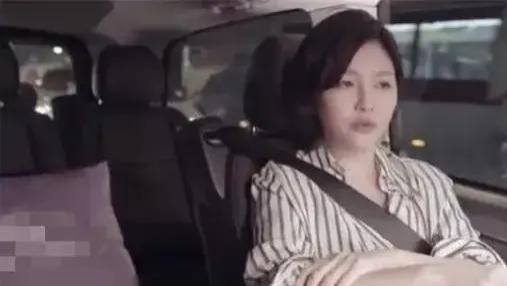 小玥儿被拍到和汪小菲、筱梅爬山祈福，抑郁寡欢的样子让人心疼