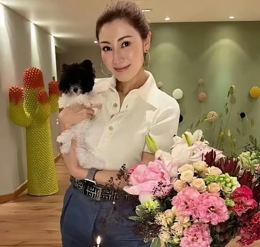 54岁的李嘉欣气质变普通了，没有以前那种惊艳的大美女气质了 ​​​