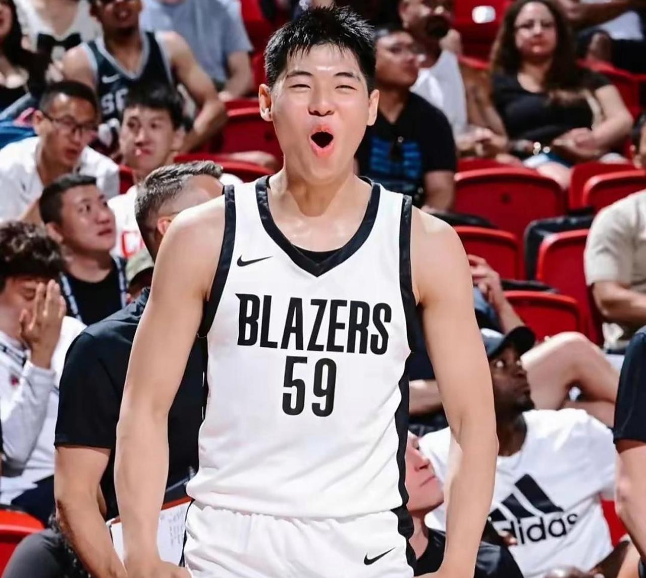 崔永熙想要跳出舒适圈！
回到广东东莞后，崔永熙与广东男篮队友们正式会合！期间与队