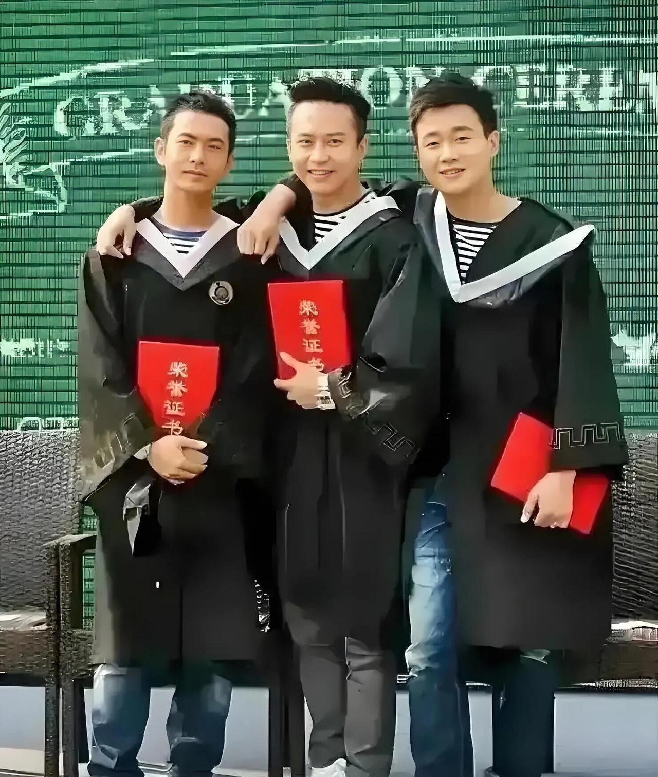 早些年三位男明星的合影中，最帅的不是黄晓明，也不是小眼睛的佟大为，而是中间的邓超