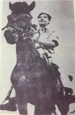 1940年，怀着3个月身孕的李林，掩护军民安全撤退后，又击毙了6个鬼子。当她只剩