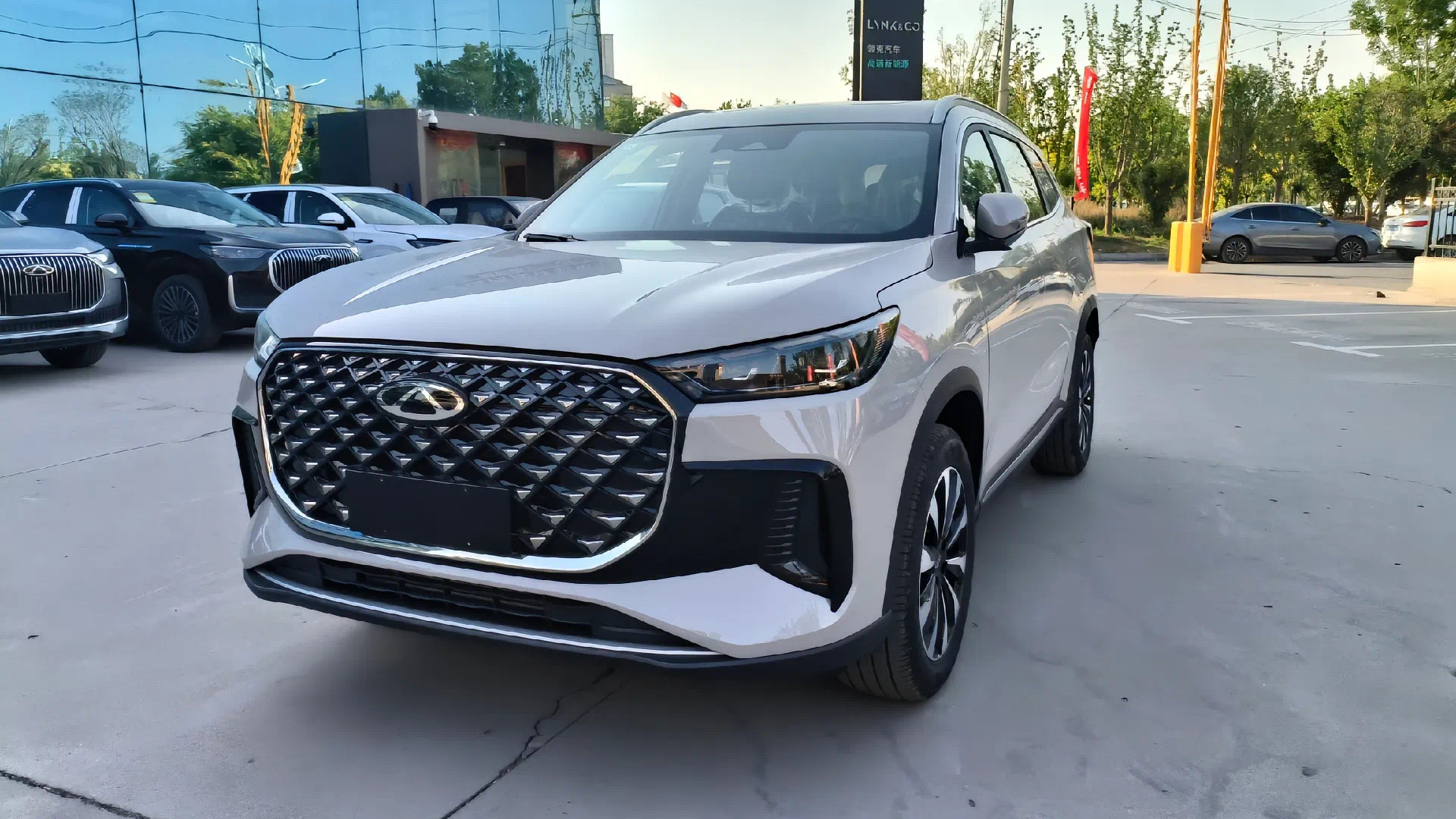 瑞虎8 PLUS乘风版实车到店，换全新前脸+浅云灰配色，配197马力