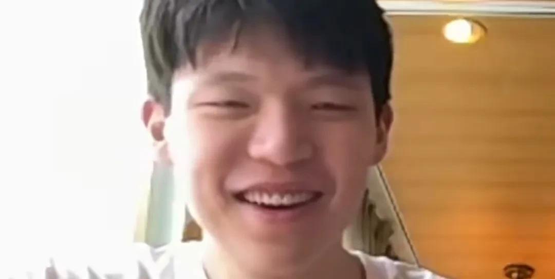 杨瀚森又一次把吃挂在了嘴边，他建议伦纳德去吃兔子肉。
杨瀚森最近跟伦纳德连线，伦