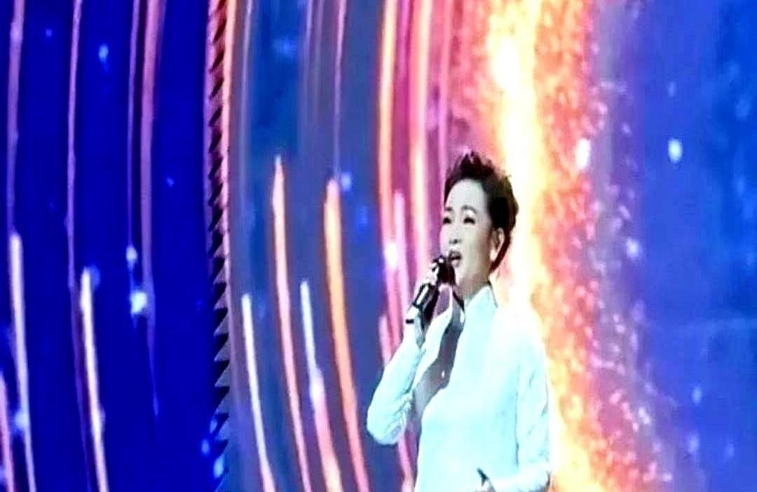 昨晚谢霆锋演唱会秒变TVB直播现场，72岁的狄波拉踩着12厘米细高跟冲上台时，全