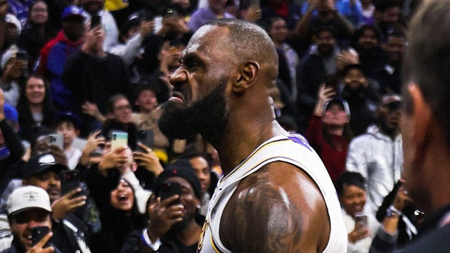 笑死！老詹主宰比赛后，霸王步做到一半被打断：不是，谁他么推我啊？