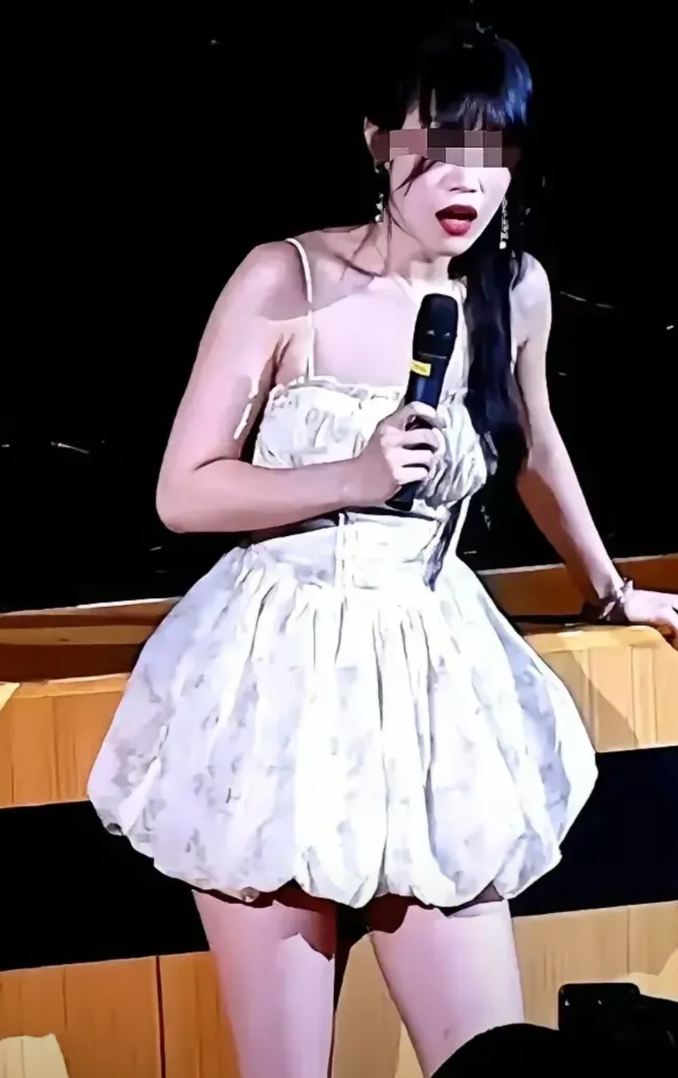 脱口秀演员莹莹尝试着在烟台演出，因为演出是半年前就定好的，自己不想违背承诺。
她