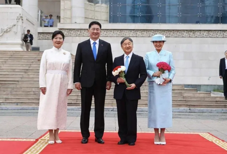 蒙古国总统呼日勒苏赫还是不顾俄罗斯的反对，今天在苏赫巴托广场正式迎接日本天皇德仁