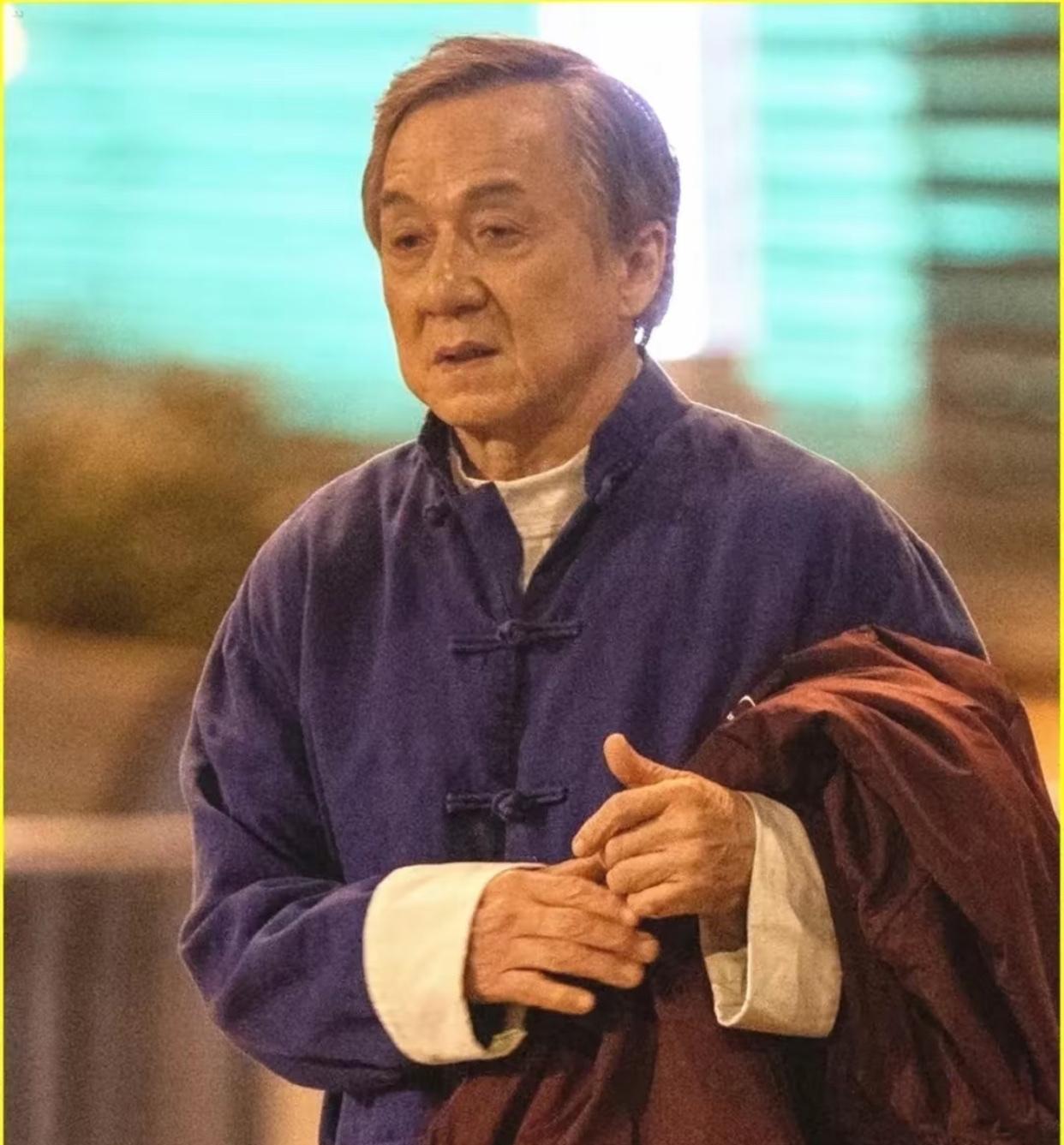 成龙71岁了，真是岁月不饶人啊。
想当年可太喜欢看他的警察故事了，每个电影都看好