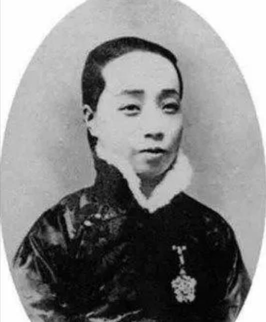 1904年，“绣圣”沈寿婚后11年终于怀孕了，但丈夫余觉为讨好慈禧，逼沈寿完成1