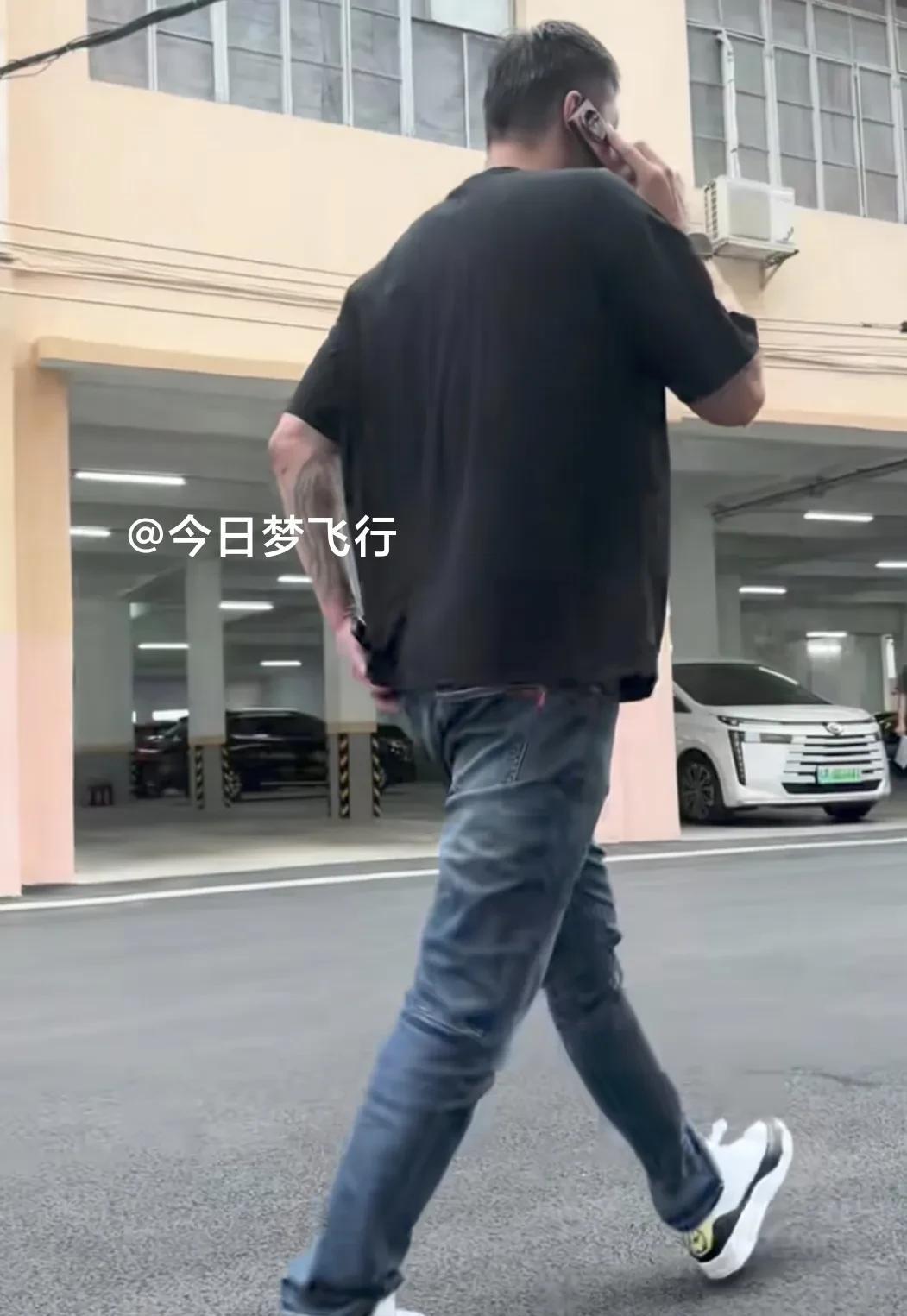 中午，鲜见朱芳雨回到俱乐部！
今天中午接近12点，宏远篮球俱乐部总经理朱芳雨驾车