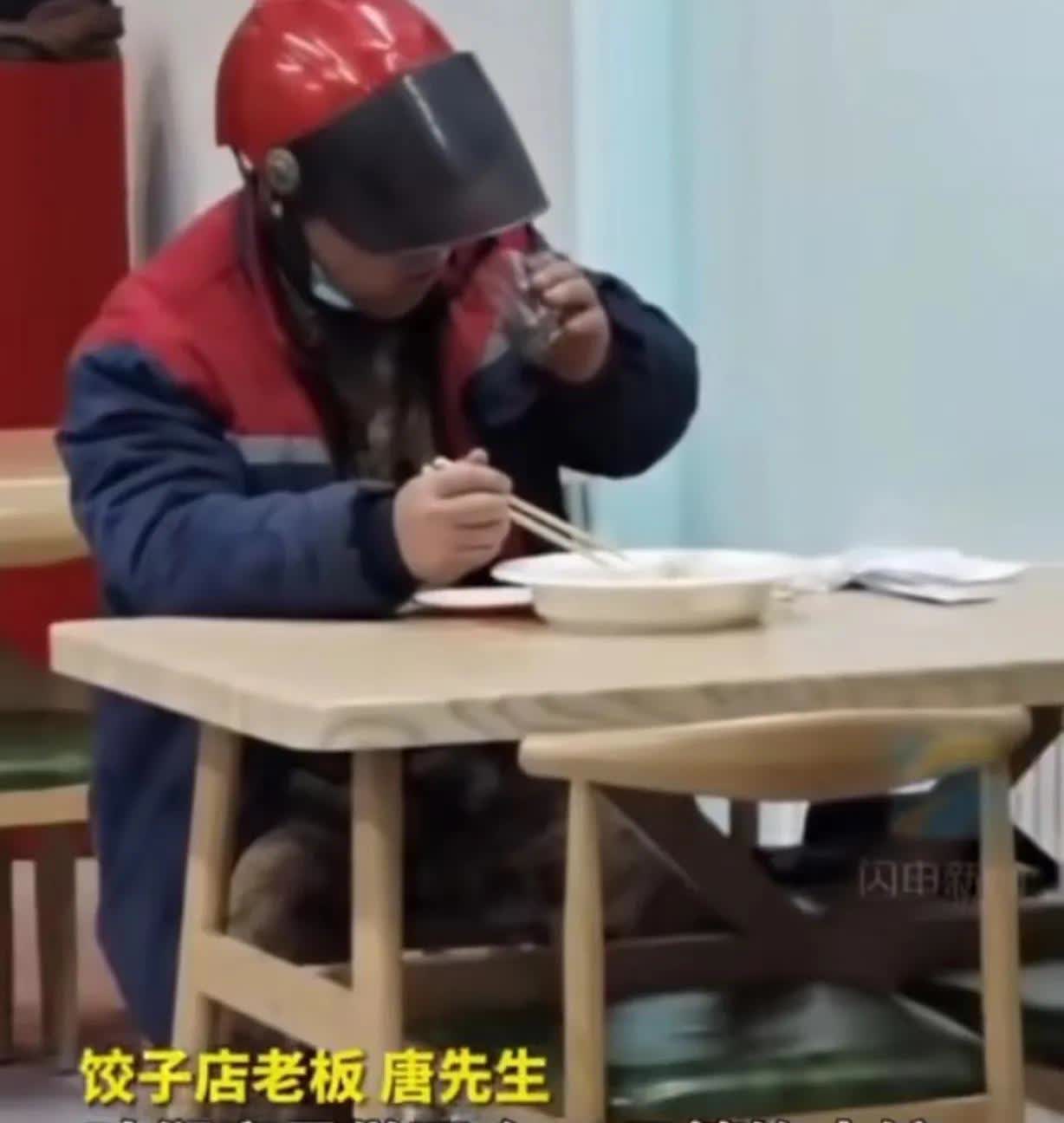 “你好意思吗？”2021年，辽宁大连，男子去吃12元管饱的自助水饺，他一盘接一盘